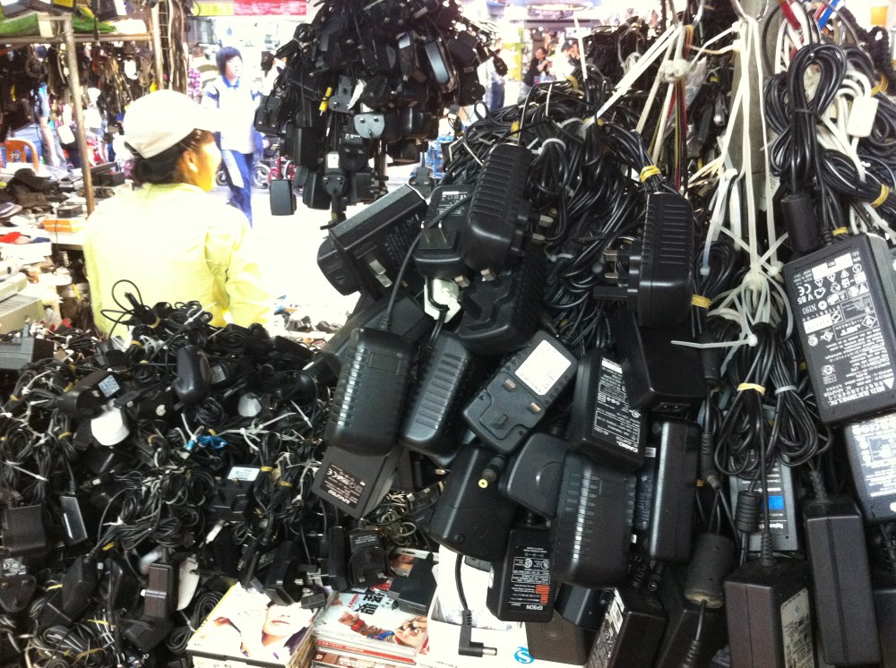 HK_SSP_深水埗_Sham_Shui_Po_桂林街_Kweilin_Street_鴨寮街_Apliu_Street_Nov-2013_Second_hand_market_power_re-chargers_03